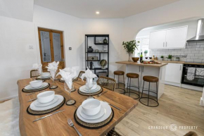 Stylish 4 bed house in Poole with Garden & Parking